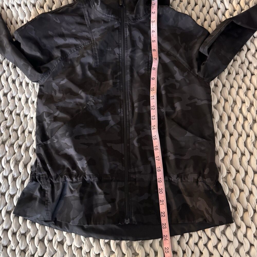 LULULEMON Women's Pack It Up Black Camo Jacket Sz 2 Vented Pockets Hooded - Picture 13 of 13